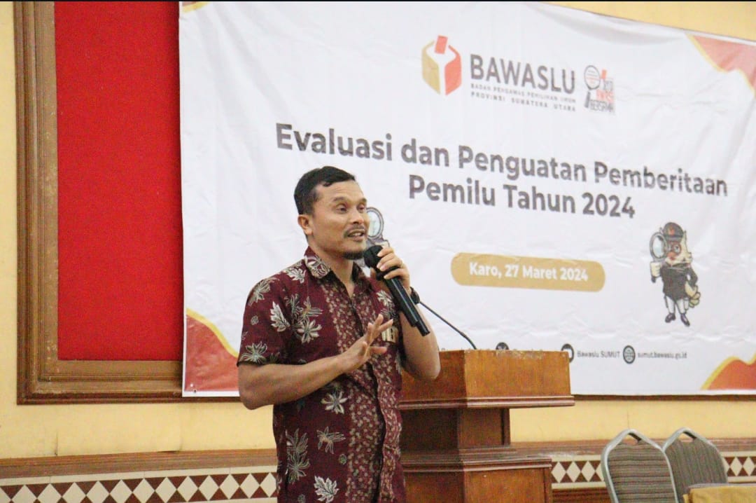 Anggota Bawaslu Sumut, Saut Boang Manalu sedang menyampaikan materi pada Kegiatan Evaluasi dan Penguatan Pemberitaan Bawaslu se-Sumatera Utara di Kabupaten Karo, Rabu (27/03/2024).