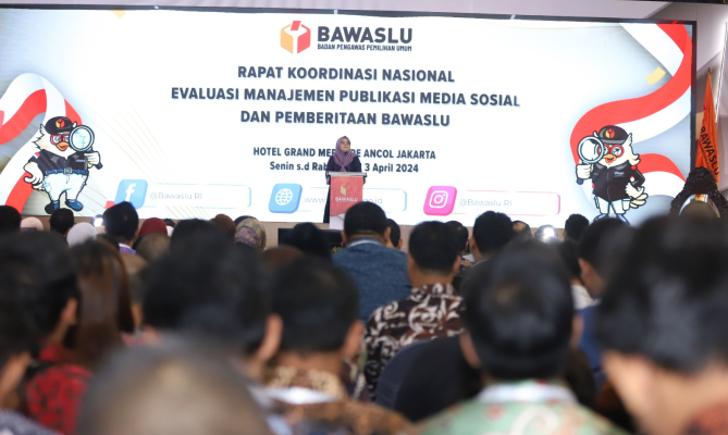 Anggota Bawaslu Lolly Suhenty dalam kegiatan Rapat Koordinasi Nasional Evaluasi Manajemen Publikasi Media Sosial dan Pemberitaan Bawaslu pada Pemilu 2024, pada Senin (1/4/2024).