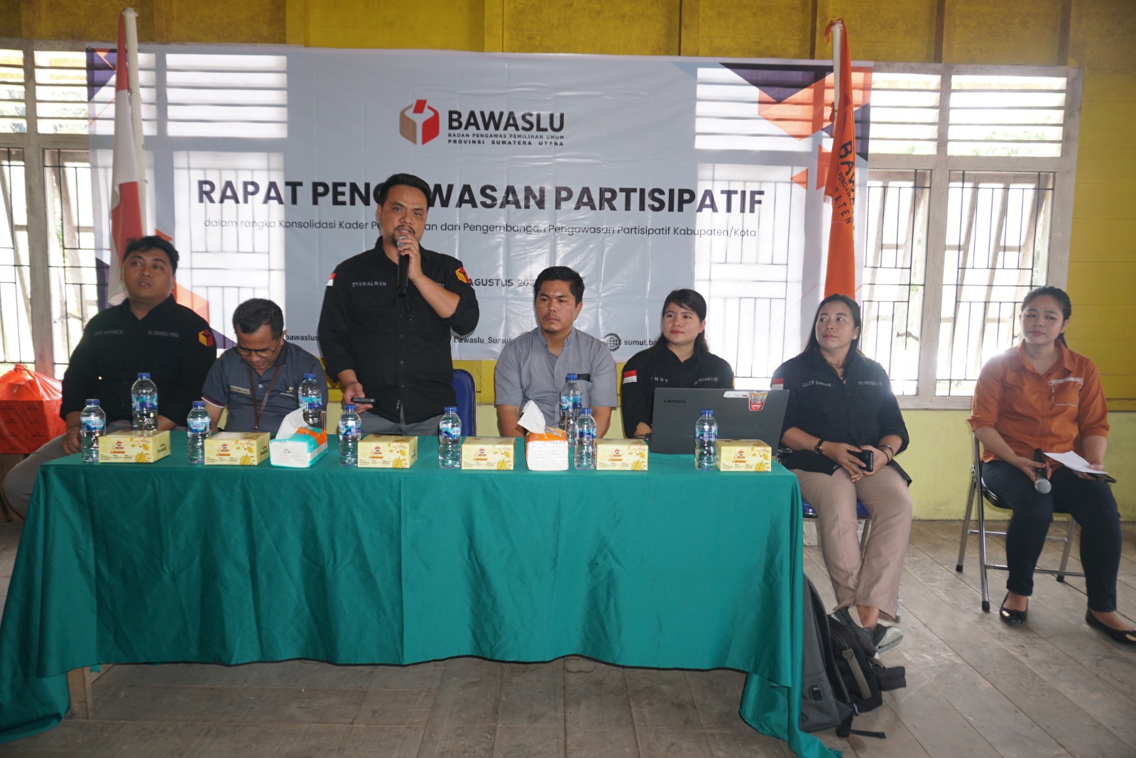 Syawalman Karim Waruwu, Anggota/Koordiv HP2H Bawaslu Kabupaten Nias Saat Menyampaikan Sambutan Pada Kegiatan Sosialisasi Pengawasan Partisipatif di Kantor Bawaslu Kabupaten Nias, Jumat (23/08/2024)