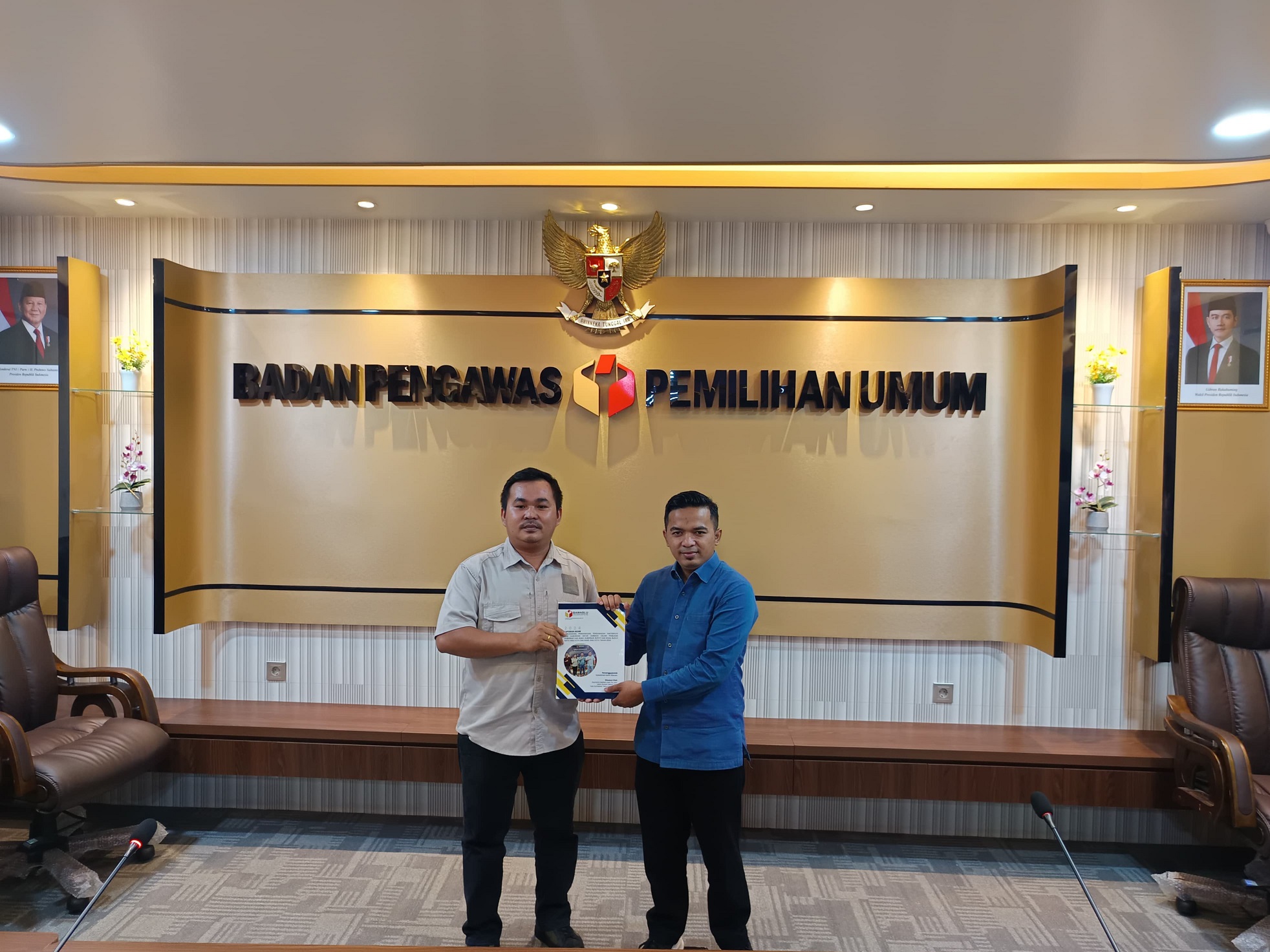 Raymond Septian Laoli, S.H., M.H., (Penata Kelola Pengawasan Pemilu Ahli Pertama) mewakili Bawaslu Kabupaten Nias dalam penyerahan Laporan Akhir P2H di Kantor Bawaslu RI, Rabu (15/01/2025).