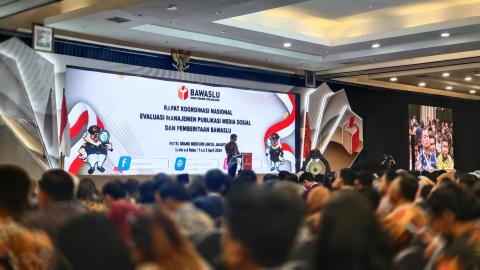 Kepala Biro Hukum Humas Bawaslu sedang menyampaikan laporan dalam kegiatan Rapat Koordinasi Nasional Evaluasi Manajemen Publikasi Media Sosial dan Pemberitaan Bawaslu pada Pemilu 2024, pada Senin (1/4/2024).