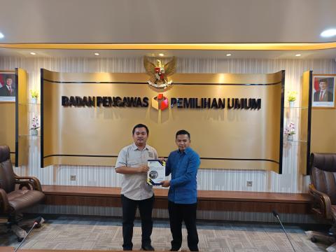 Raymond Septian Laoli, S.H., M.H., (Penata Kelola Pengawasan Pemilu Ahli Pertama) mewakili Bawaslu Kabupaten Nias dalam penyerahan Laporan Akhir P2H di Kantor Bawaslu RI, Rabu (15/01/2025).