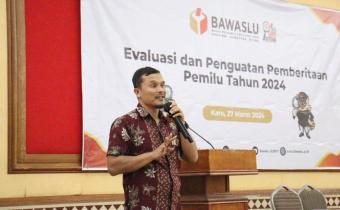 Anggota Bawaslu Sumut, Saut Boang Manalu sedang menyampaikan materi pada Kegiatan Evaluasi dan Penguatan Pemberitaan Bawaslu se-Sumatera Utara di Kabupaten Karo, Rabu (27/03/2024).