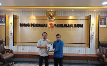 Raymond Septian Laoli, S.H., M.H., (Penata Kelola Pengawasan Pemilu Ahli Pertama) mewakili Bawaslu Kabupaten Nias dalam penyerahan Laporan Akhir P2H di Kantor Bawaslu RI, Rabu (15/01/2025).